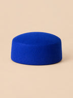 Basco elegante da donna in lana infeltrita da cerimonia, colore blu, parte superiore piatta, vista frontale