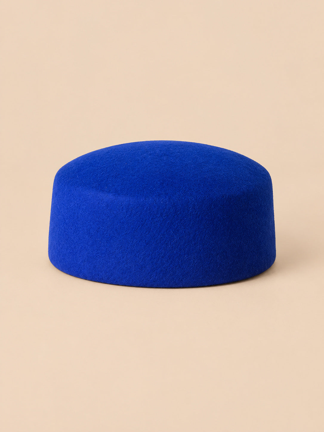 Basco elegante da donna in lana infeltrita da cerimonia, colore blu, parte superiore piatta, vista frontale
