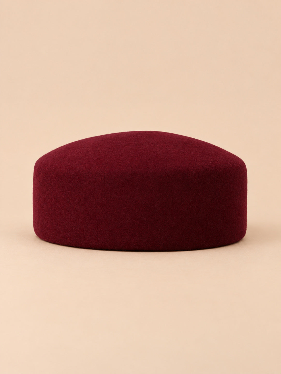 Basco elegante da donna in lana infeltrita da cerimonia, colore bordeaux, parte superiore piatta, vista frontale