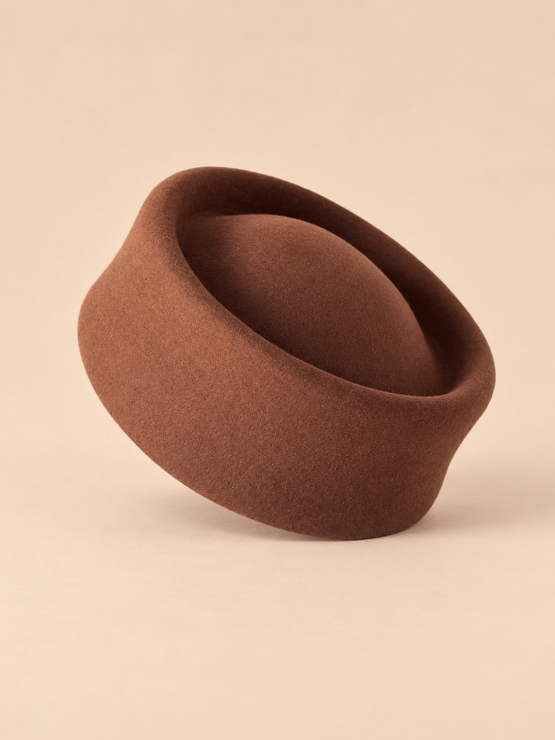 Basco elegante da donna in lana infeltrita da cerimonia, colore caffè, forma pork pie, vista frontale