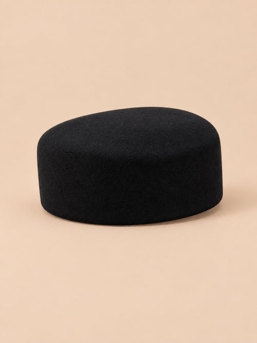 Basco elegante da donna in lana infeltrita da cerimonia, colore nero, parte superiore piatta, vista di tre quarti
