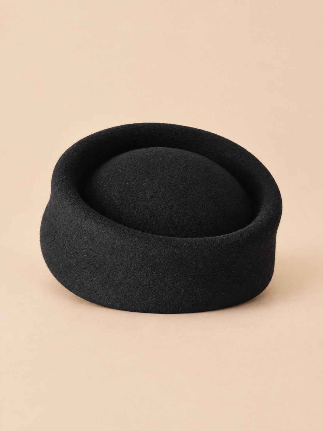 Basco elegante da donna in lana infeltrita da cerimonia, colore nero, forma pork pie, vista frontale