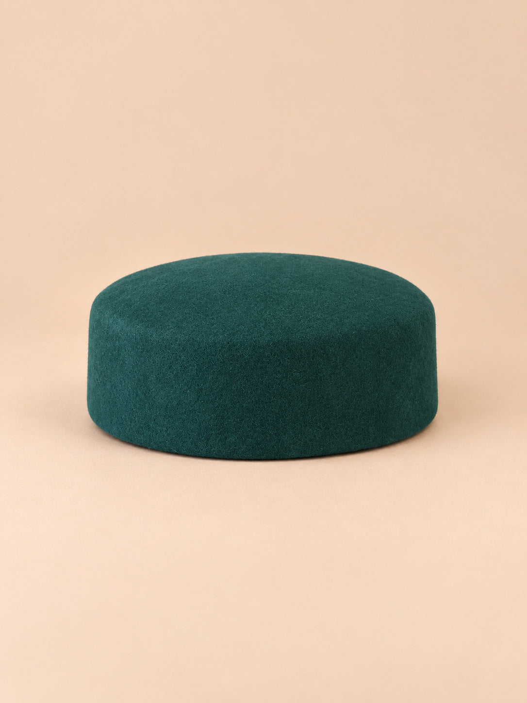 Basco elegante da donna in lana infeltrita da cerimonia, colore verde scuro, parte superiore piatta, vista frontale