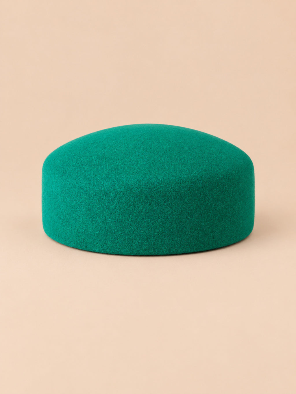 Basco elegante da donna in lana infeltrita da cerimonia, colore verde, parte superiore piatta, vista frontale