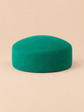 Basco elegante da donna in lana infeltrita da cerimonia, colore verde, parte superiore piatta, vista frontale