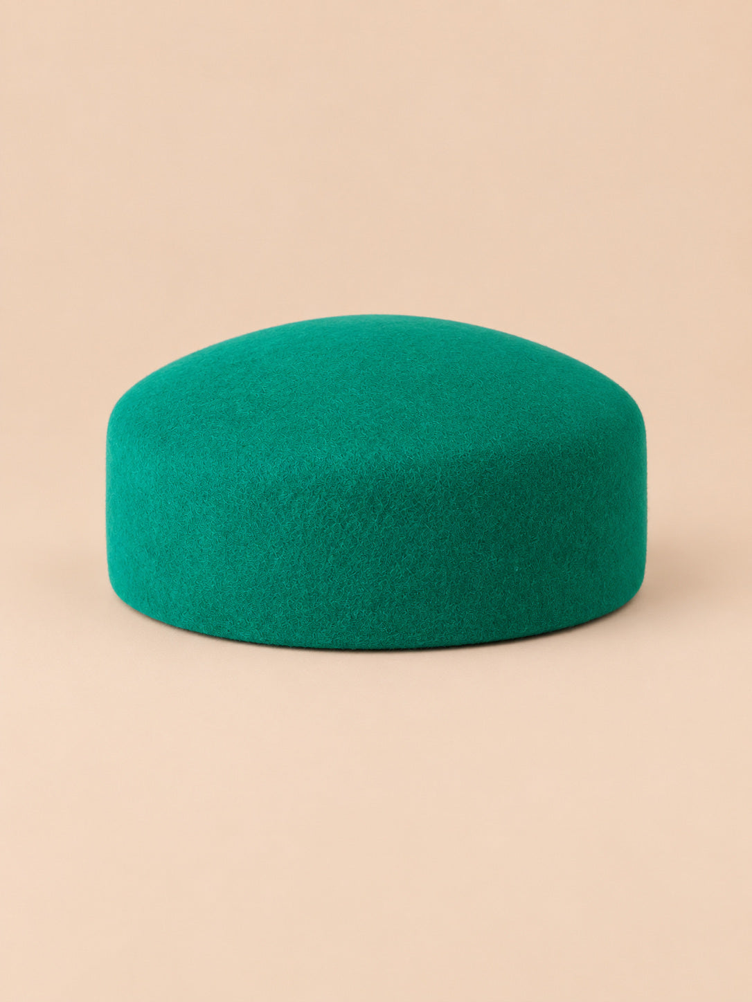 Basco elegante da donna in lana infeltrita da cerimonia, colore verde, parte superiore piatta, vista frontale