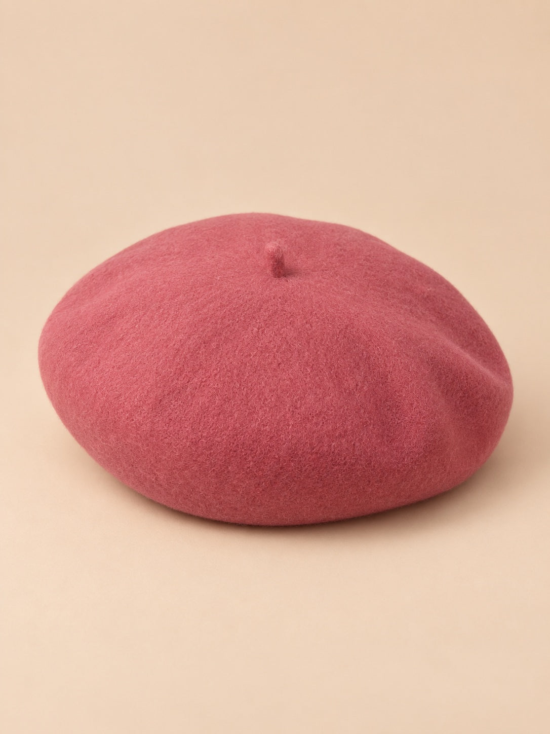 Basco francese da donna in pura lana, stile rétro, colore rosa antico, vista di tre quarti