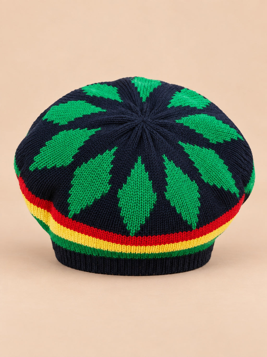 Basco rasta in maglia con stampa multicolore, modello 1 con motivi verdi, fotografato di fronte