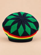 Basco rasta in maglia con stampa multicolore, modello 1 con motivi verdi, fotografato di fronte