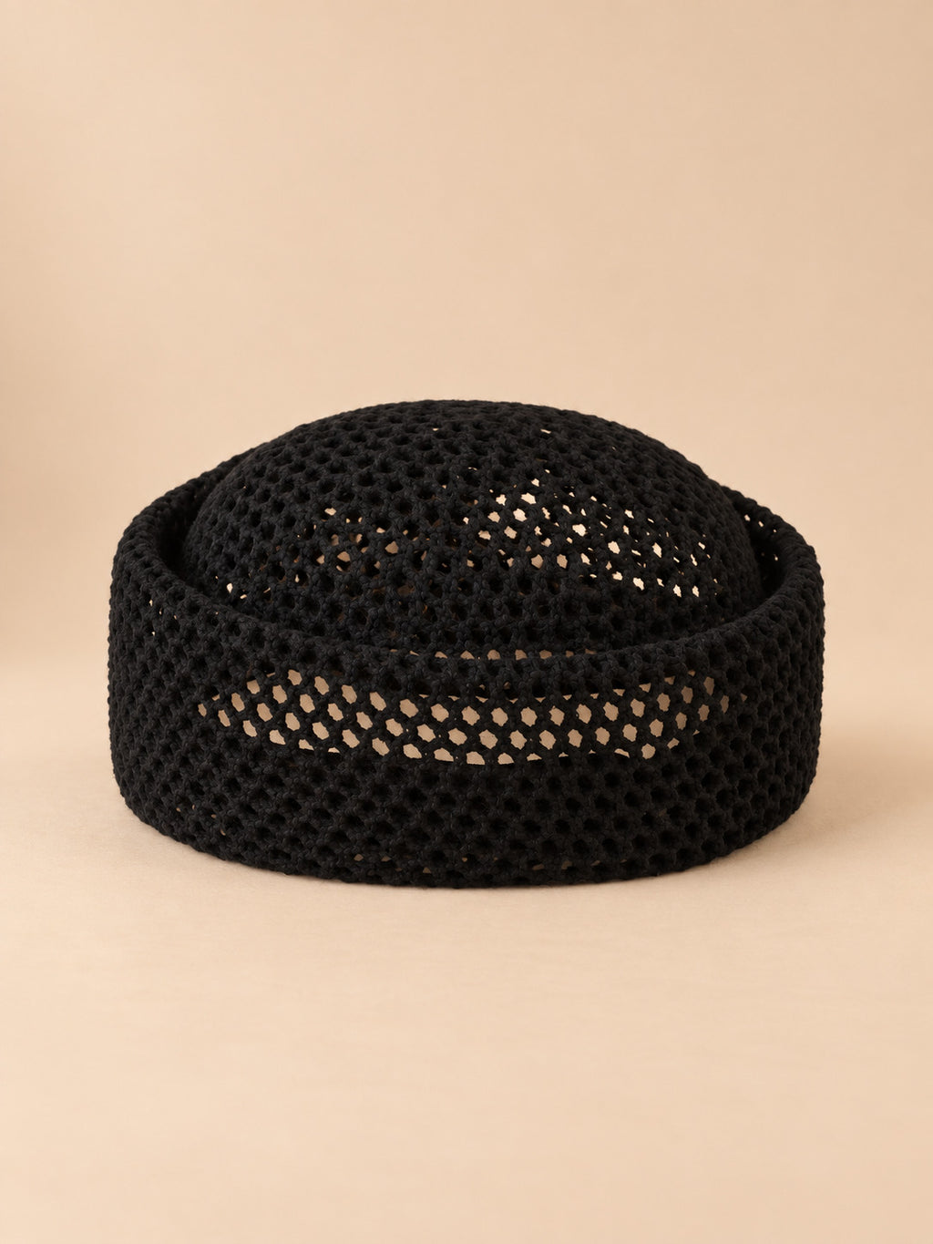 Basco da donna a rete traforato, stile fascinator rétro, colore nero, vista frontale