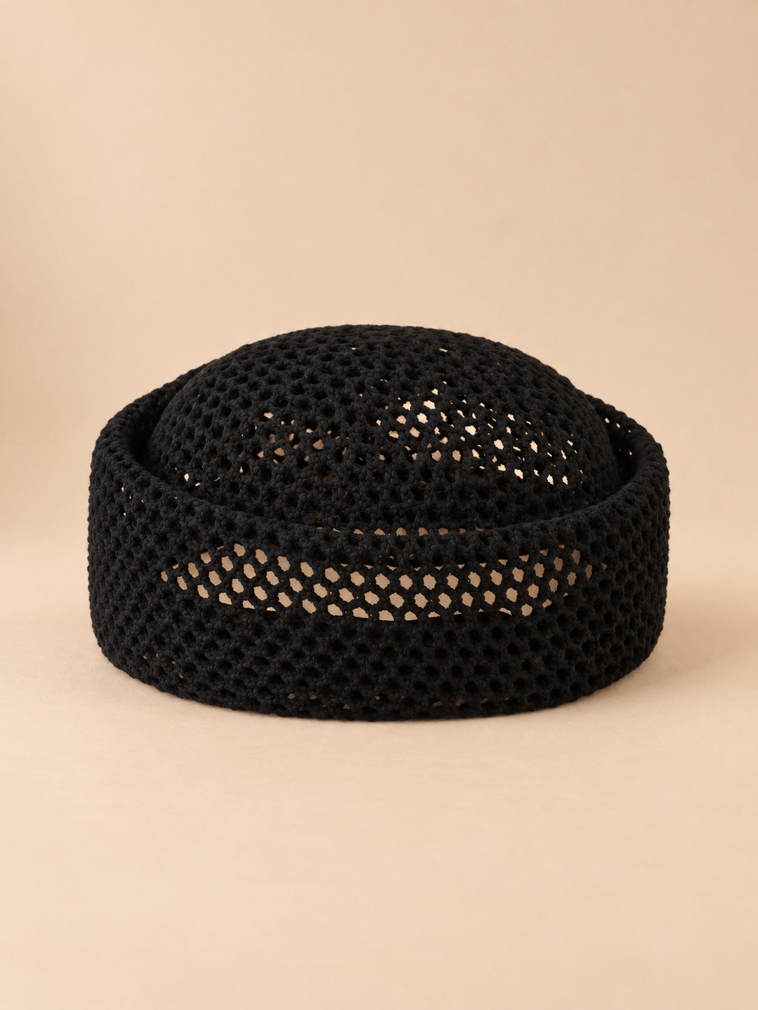 Basco da donna a rete traforato, stile fascinator rétro, colore nero, vista frontale
