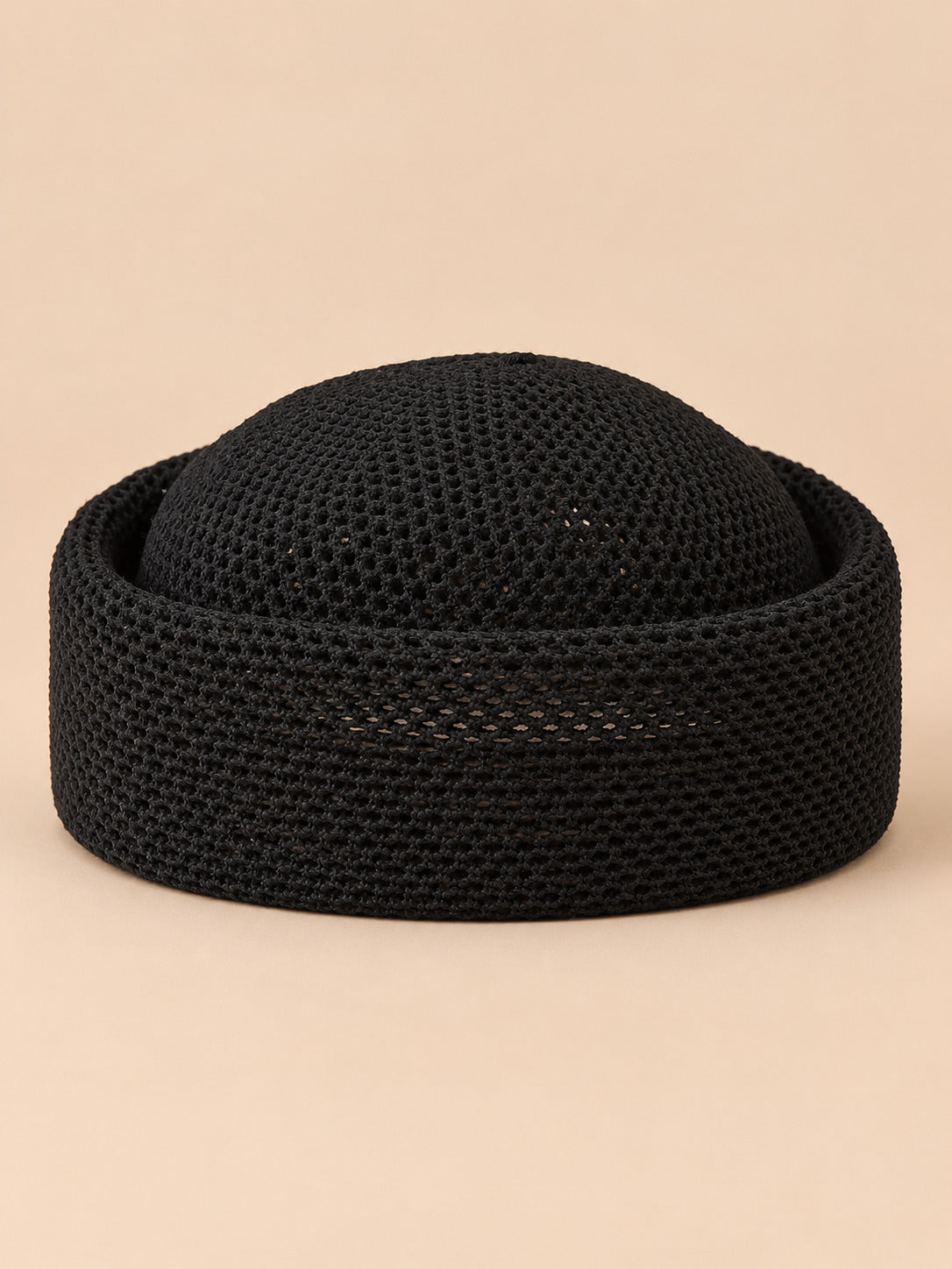 Basco rétro all’uncinetto con parte superiore traforata, stile fedora, modello 2, colore nero, vista frontale