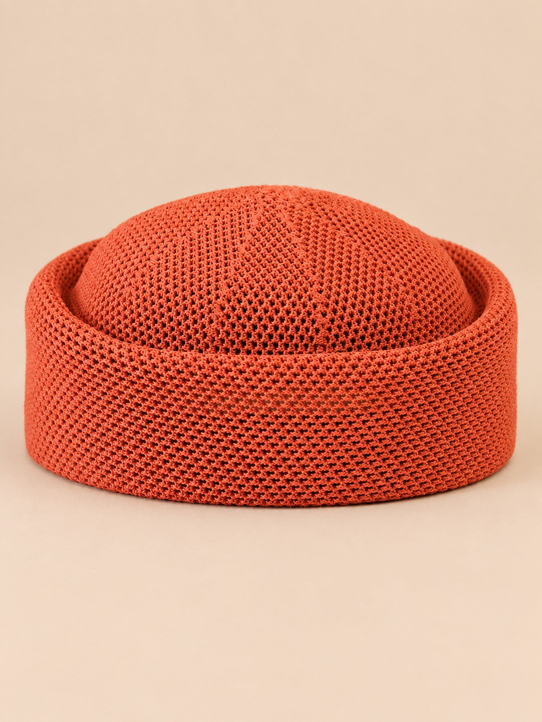 Basco rétro all’uncinetto con parte superiore traforata, stile fedora, modello 2, colore rosso, vista frontale
