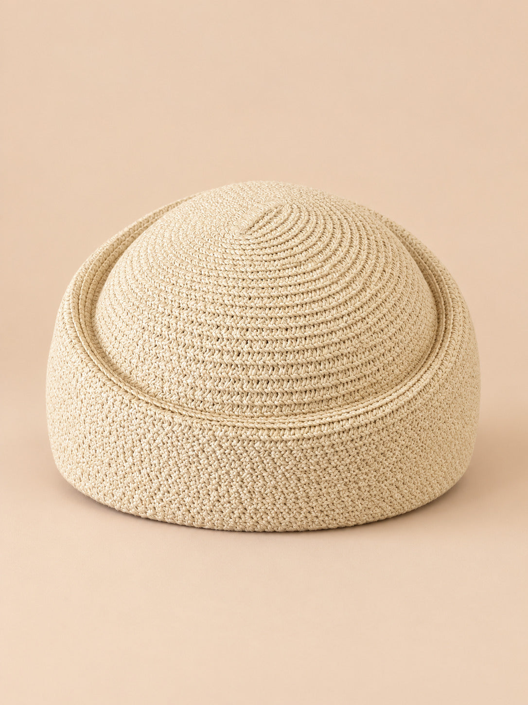 Basco rétro all’uncinetto con parte superiore traforata, stile fedora, modello 3, colore beige, vista frontale