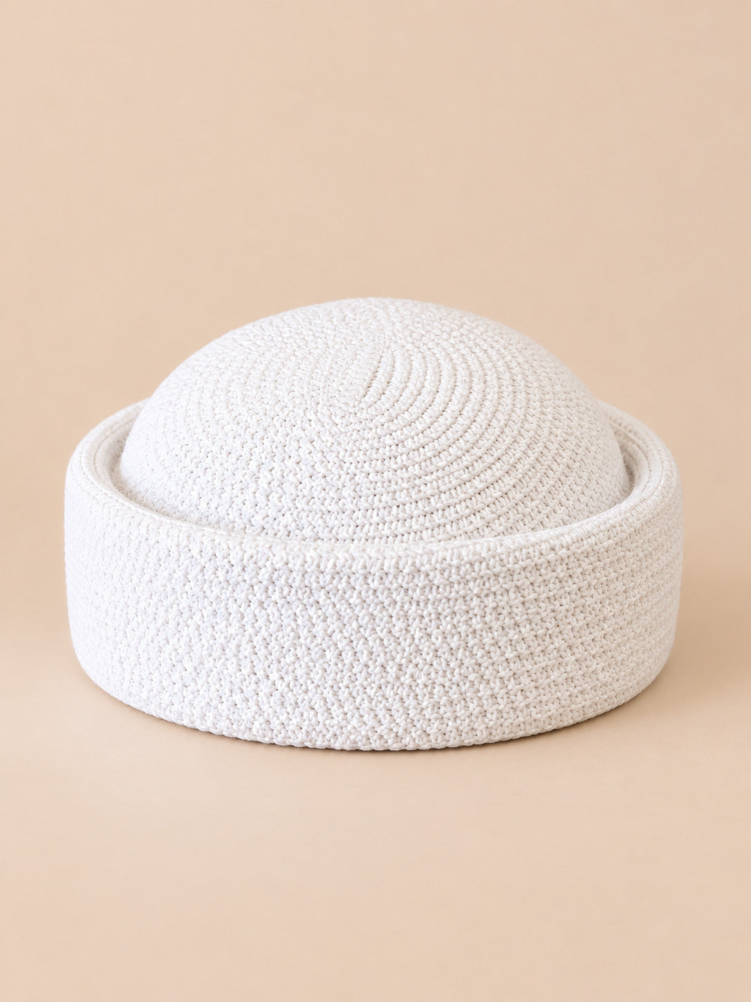 Basco rétro all’uncinetto con parte superiore traforata, stile fedora, modello 3, colore bianco, vista frontale