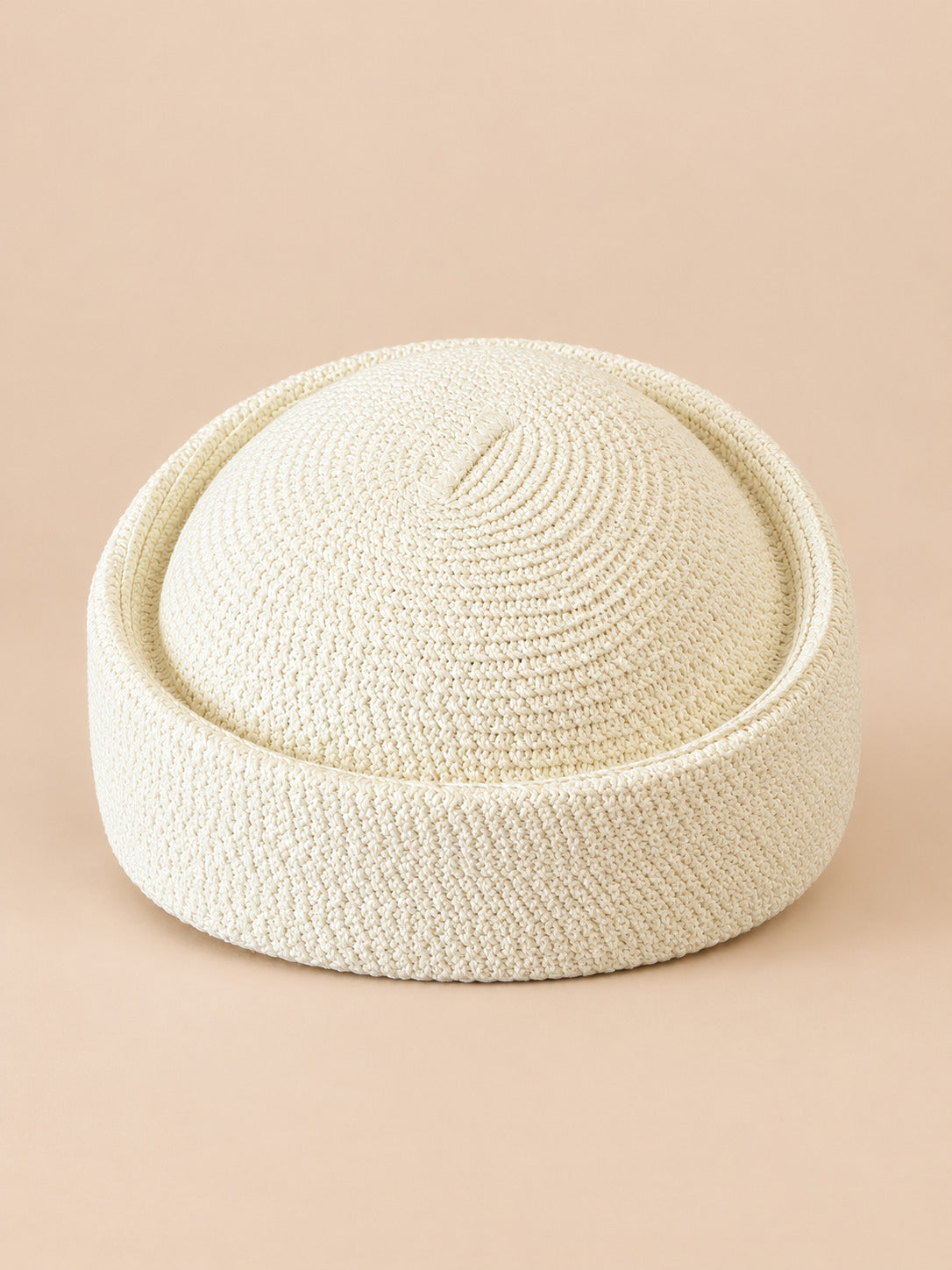 Basco rétro all’uncinetto con parte superiore traforata, stile fedora, modello 3, colore bianco, vista frontale