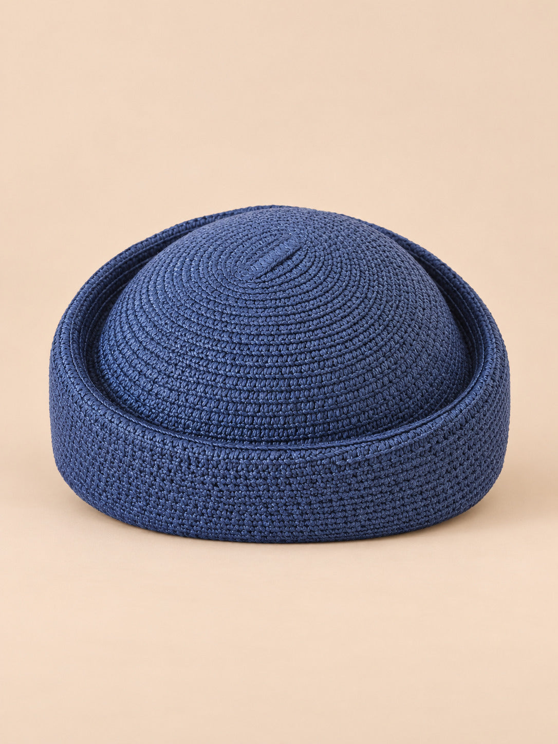 Basco rétro all’uncinetto con parte superiore traforata, stile fedora, modello 3, colore blu navy, vista frontale