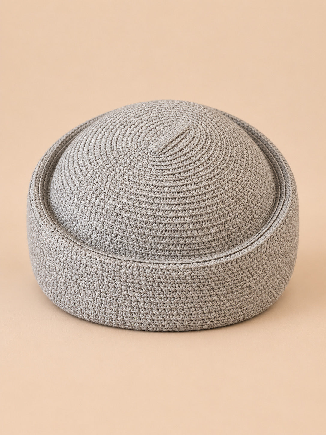 Basco rétro all’uncinetto con parte superiore traforata, stile fedora, modello 3, colore grigio, vista frontale