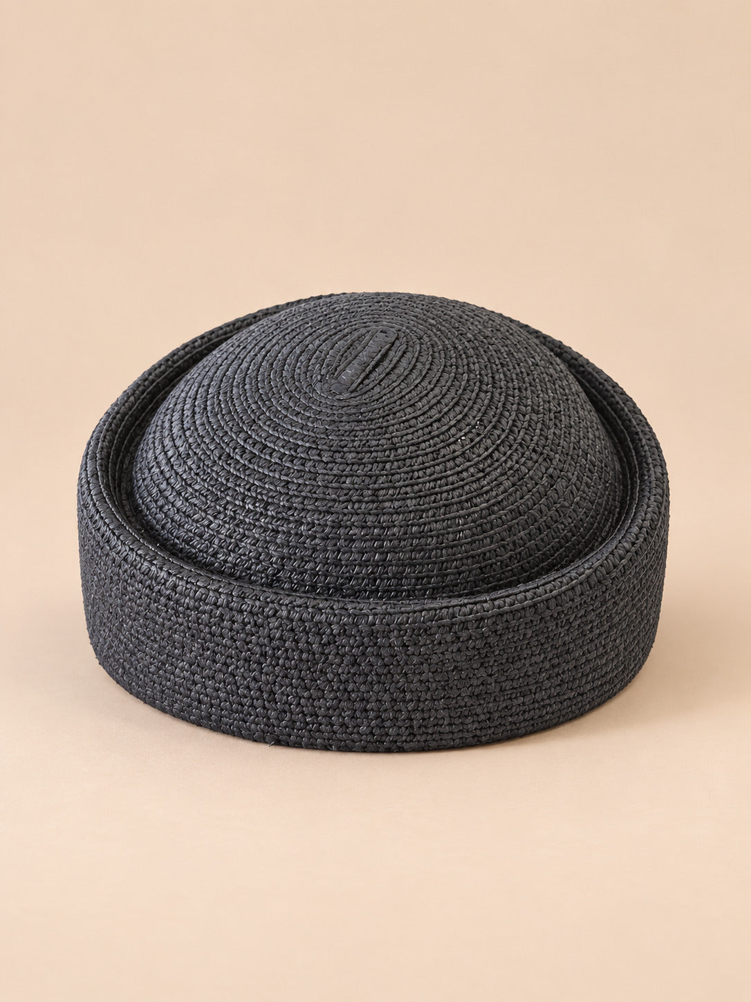 Basco rétro all’uncinetto con parte superiore traforata, stile fedora, modello 3, colore nero, vista frontale