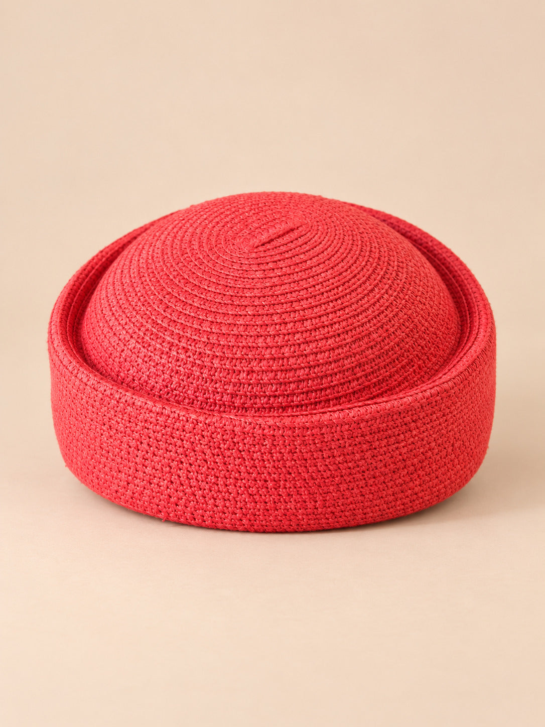 Basco rétro all’uncinetto con parte superiore traforata, stile fedora, modello 3, colore rosso, vista frontale