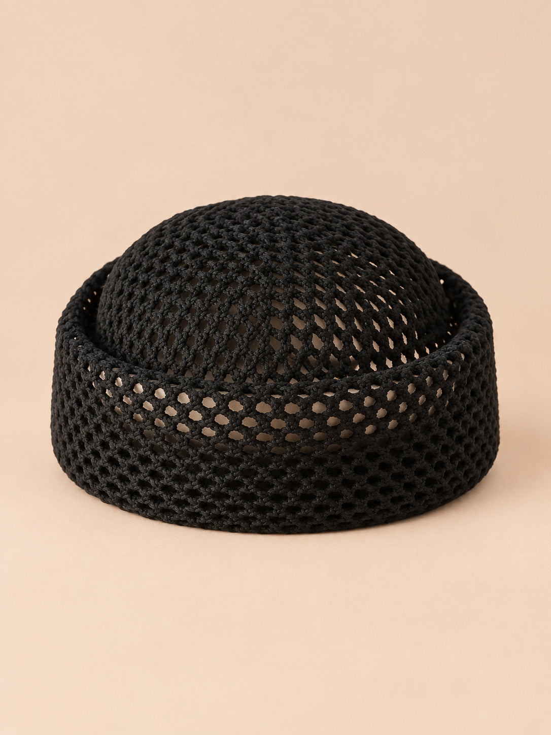 Basco rétro all’uncinetto con parte superiore traforata, stile fedora, colore nero, vista frontale