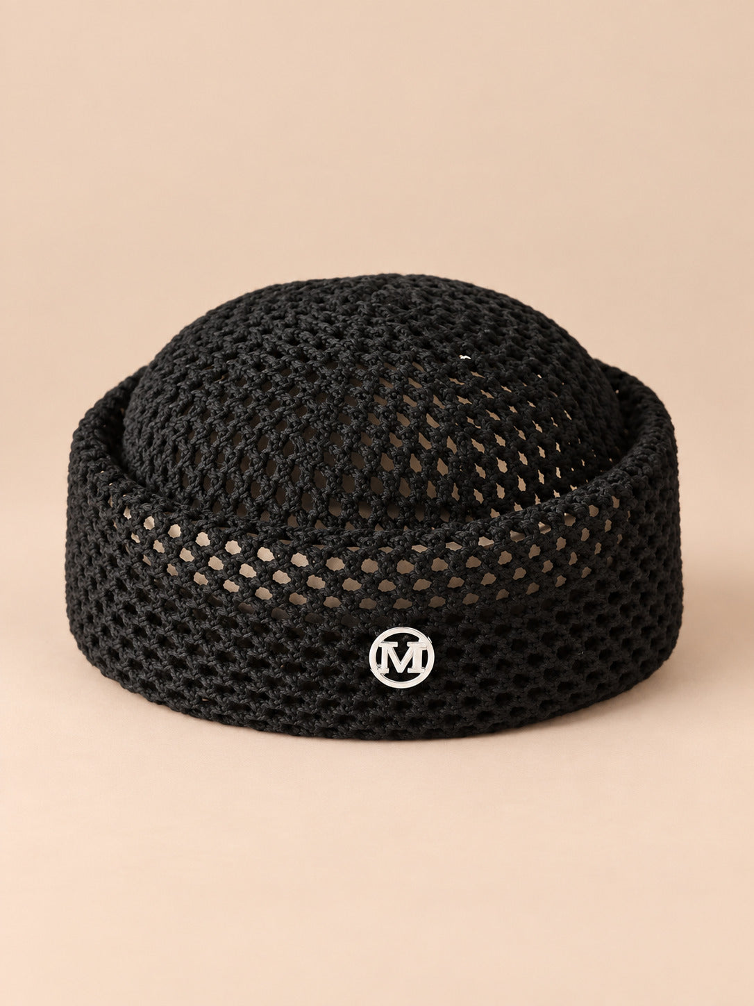 Basco rétro all’uncinetto con parte superiore traforata, stile fedora, colore nero, vista frontale