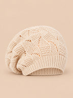 Basco da donna ampio a trecce, stile coreano, colore beige, vista frontale, su sfondo color sabbia e pesca