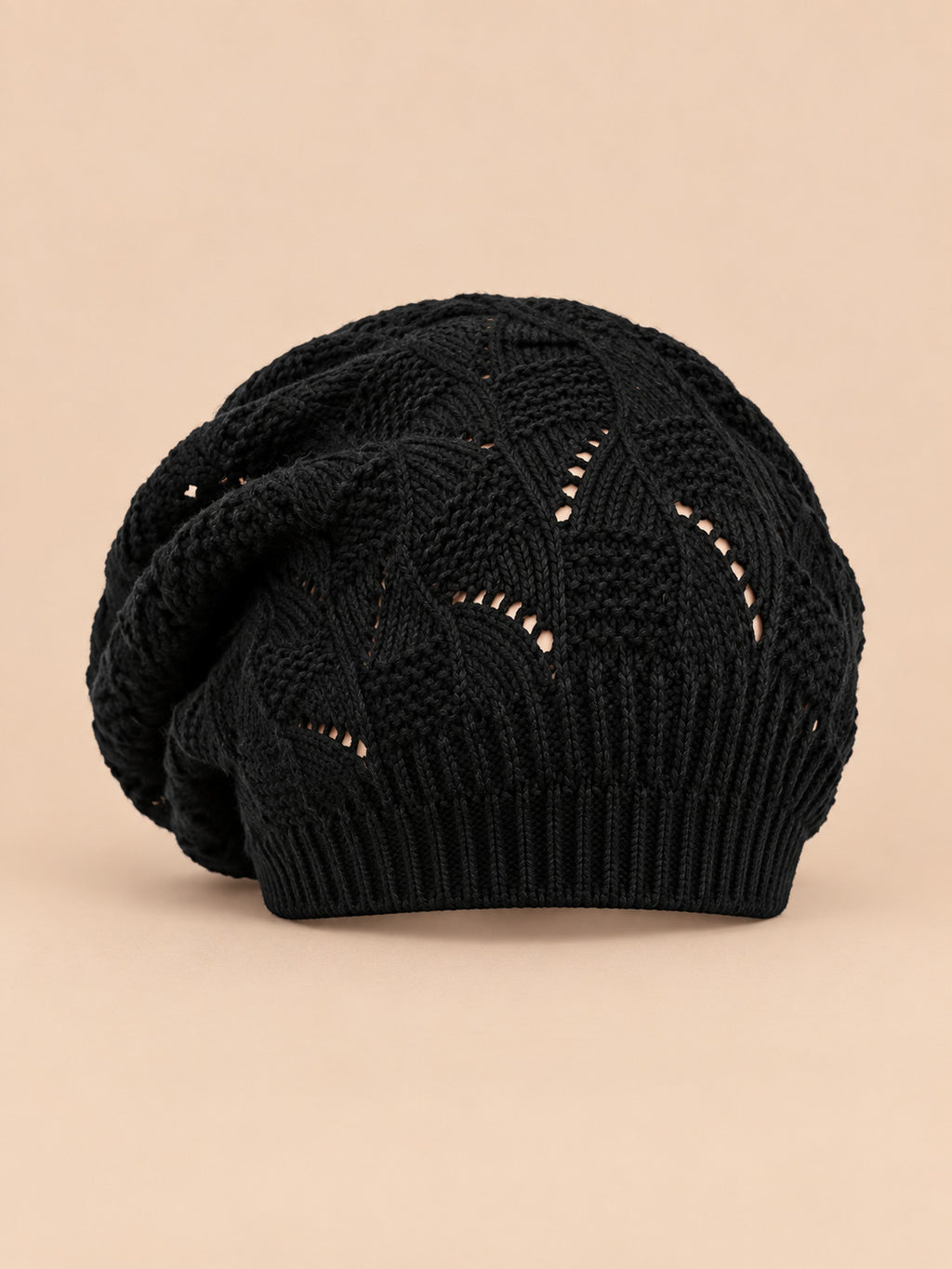 Basco da donna ampio a trecce, stile coreano, colore nero, vista frontale, su sfondo color sabbia e pesca