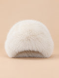 Cappello da pescatore da donna bianco panna in pelliccia sintetica spessa, visto di fronte su fondo beige