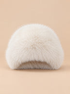 Cappello da pescatore da donna bianco panna in pelliccia sintetica spessa, visto di fronte su fondo beige
