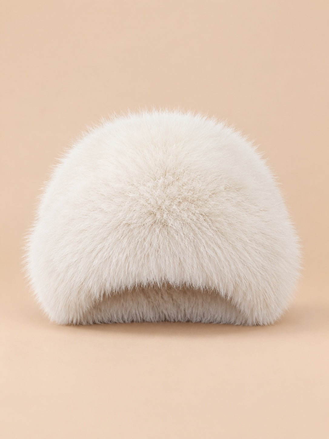 Cappello da pescatore da donna bianco panna in pelliccia sintetica spessa, visto di fronte su fondo beige
