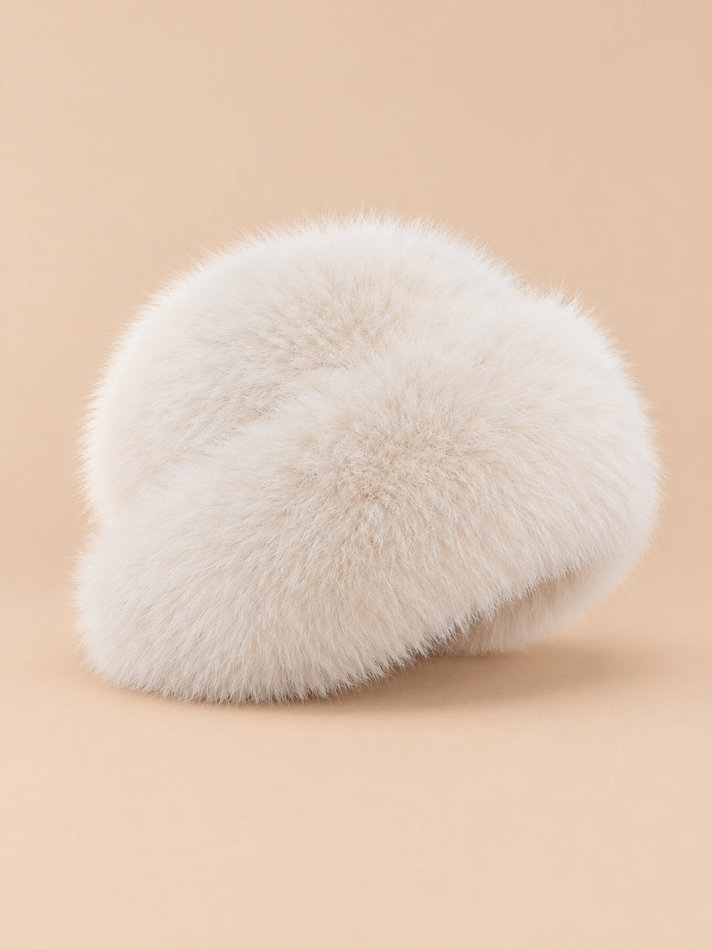 Cappello da pescatore da donna in pelliccia sintetica spessa, colore bianco panna, vista di tre quarti
