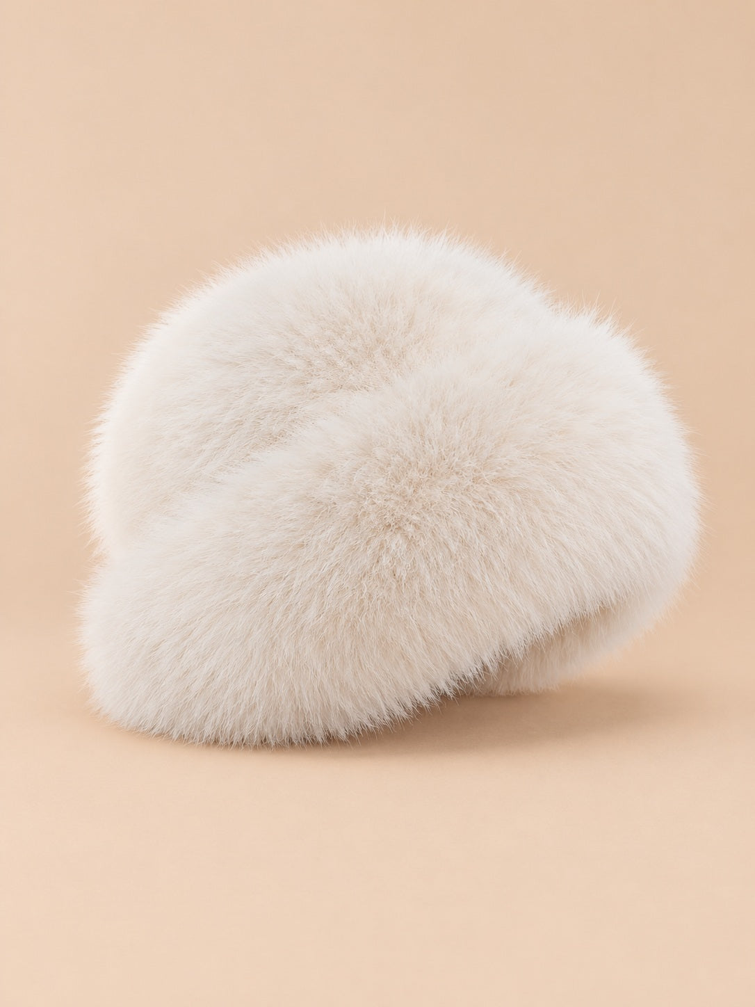 Cappello da pescatore da donna in pelliccia sintetica spessa, colore bianco panna, vista di tre quarti