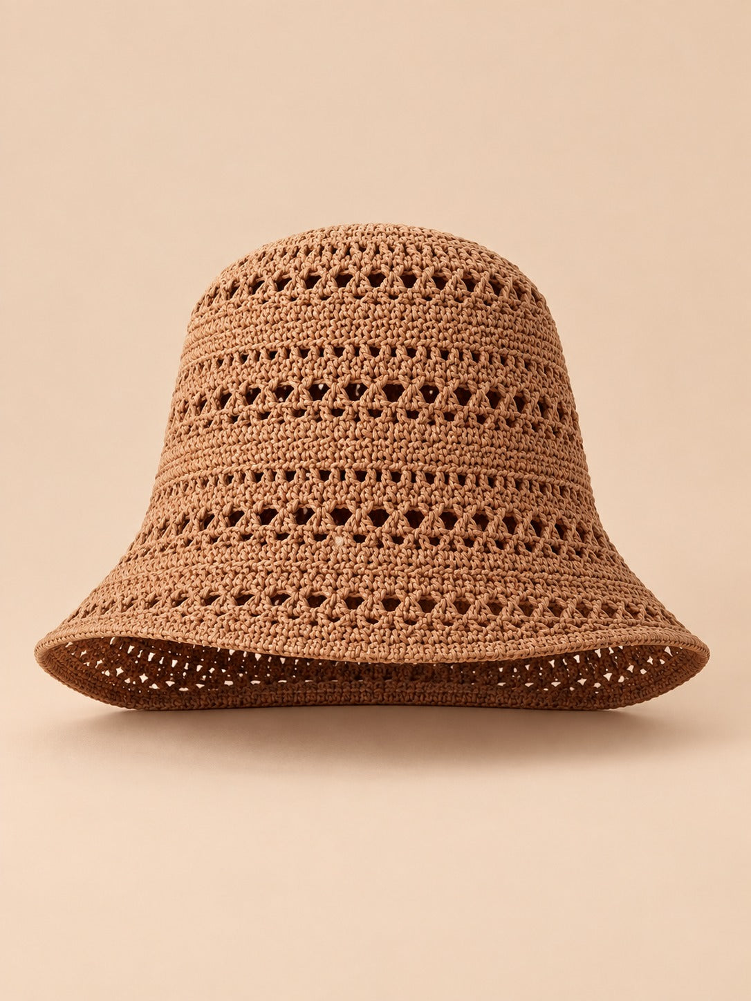 Cappello da pescatore da donna color caramello, a tesa larga e in maglia traforata, visto di fronte