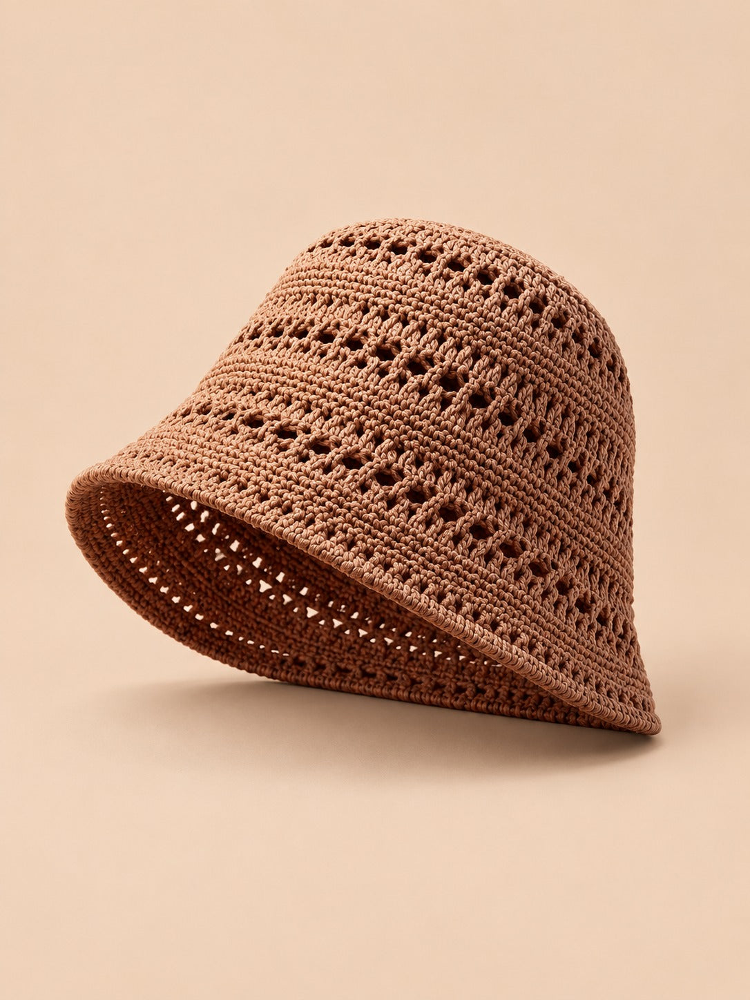 Cappello da pescatore da donna all’uncinetto traforato a tesa larga, colore caramello, vista di tre quarti