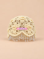 Cappello da donna all’uncinetto con perline e pompon, stile bohémien, colore beige, vista frontale