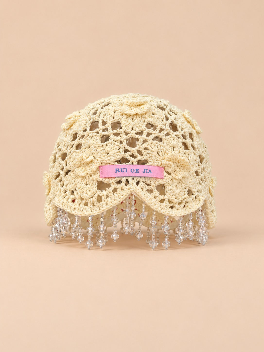 Cappello da donna all’uncinetto con perline e pompon, stile bohémien, colore beige, vista frontale