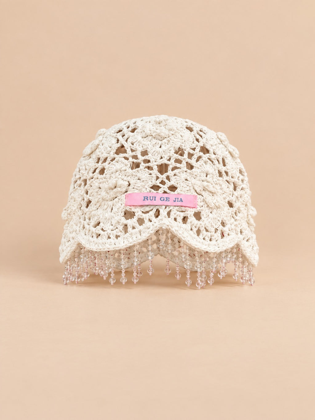 Cappello da donna all’uncinetto con perline e pompon, stile bohémien, colore bianco, vista frontale