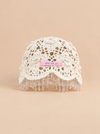 Cappello da donna all’uncinetto con perline e pompon, stile bohémien, colore bianco, vista frontale
