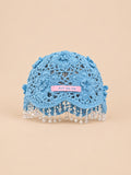 Cappello bohémien da donna a rete azzurro cielo, con perline, pompon e fiori all’uncinetto, vista frontale