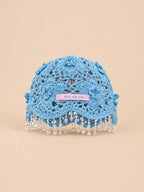 Cappello bohémien da donna a rete azzurro cielo, con perline, pompon e fiori all’uncinetto, vista frontale