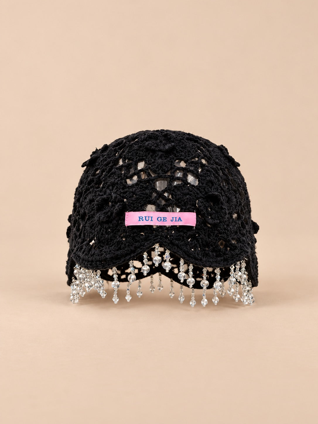 Cappello da donna all’uncinetto con perline e pompon, stile bohémien, colore nero, vista frontale