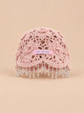 Cappello da donna all’uncinetto con perline e pompon, stile bohémien, colore rosa, vista frontale
