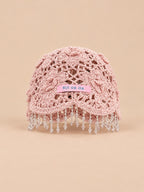 Cappello da donna all’uncinetto con perline e pompon, stile bohémien, colore rosa, vista frontale
