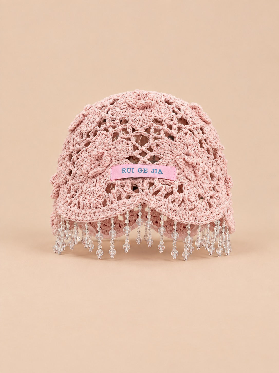 Cappello da donna all’uncinetto con perline e pompon, stile bohémien, colore rosa, vista frontale