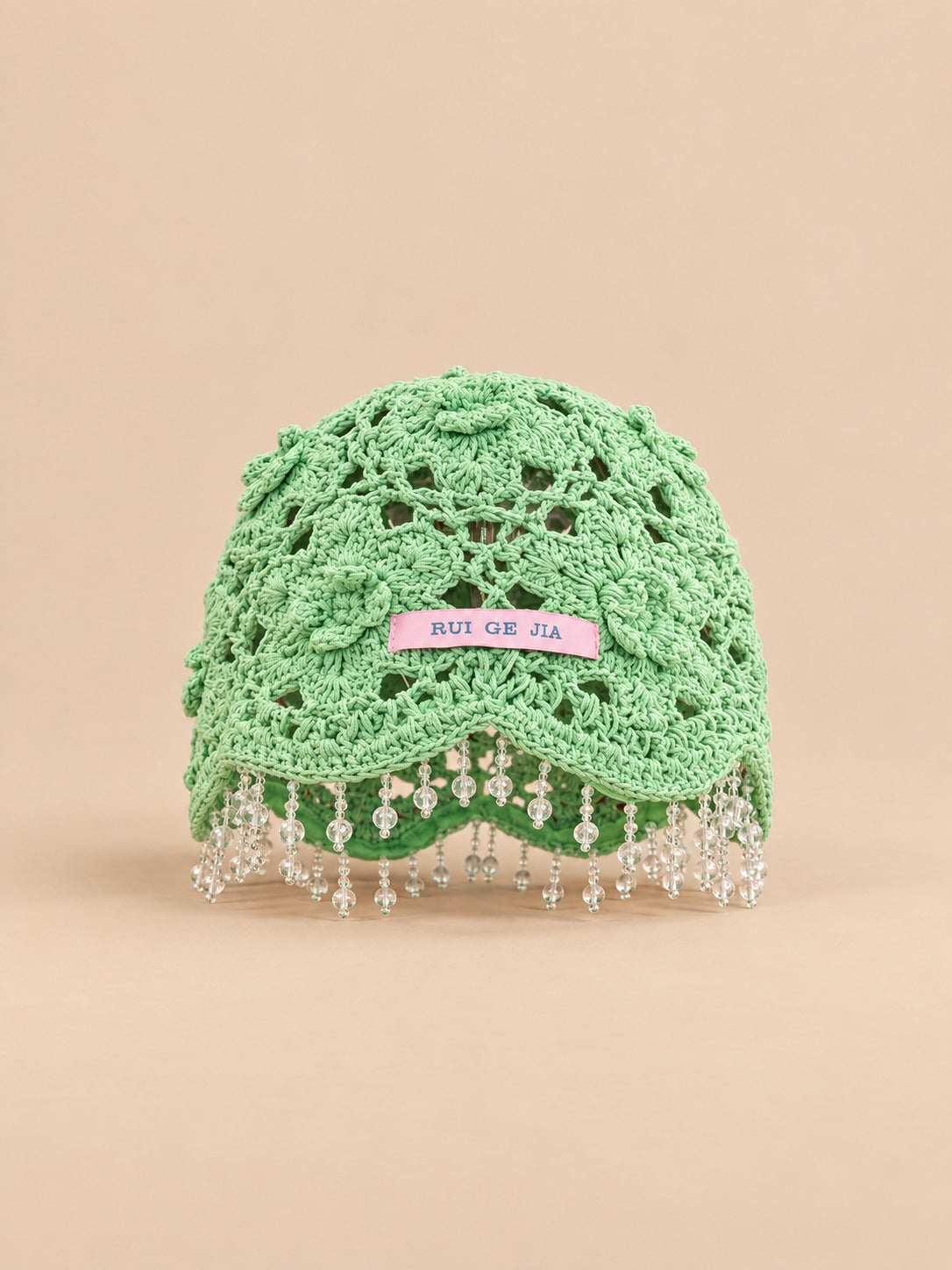 Cappello da donna all’uncinetto con perline e pompon, stile bohémien, colore verde, vista frontale