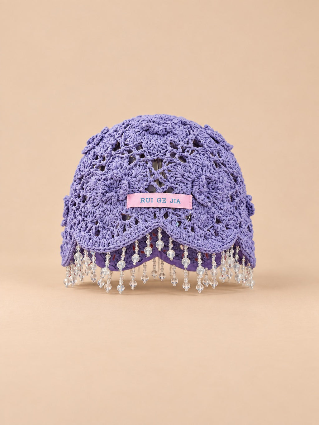 Cappello da donna all’uncinetto con perline e pompon, stile bohémien, colore viola, vista frontale