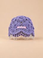 Cappello da donna all’uncinetto con perline e pompon, stile bohémien, colore viola, vista frontale