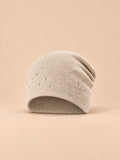 Berretto da donna lavorato a maglia con strass, stile streetwear, colore beige, vista frontale