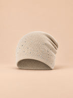 Berretto da donna lavorato a maglia con strass, stile streetwear, colore beige, vista frontale